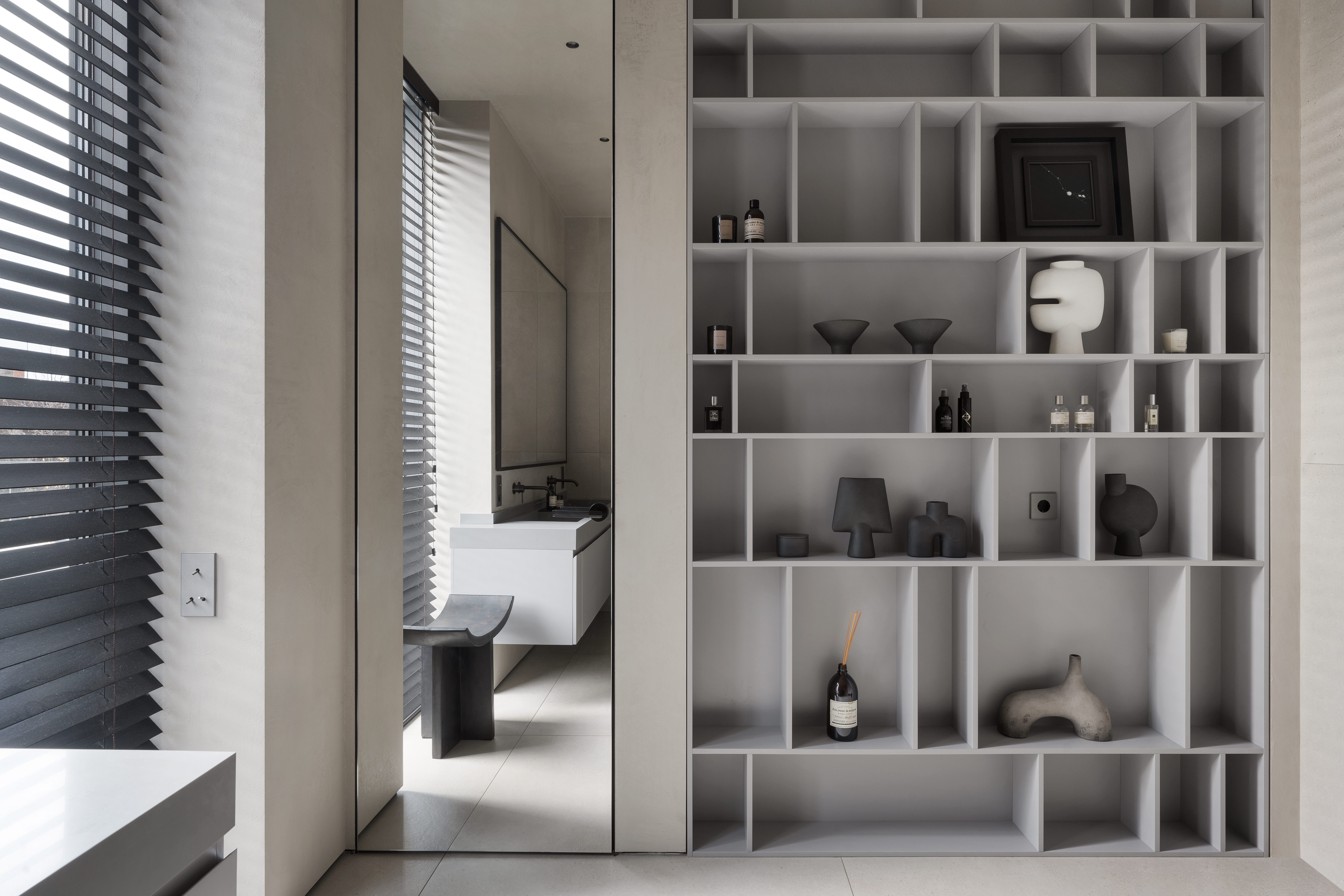 Теневой профиль тип 1, скрытые двери - отделка зеркало, стены - покраска